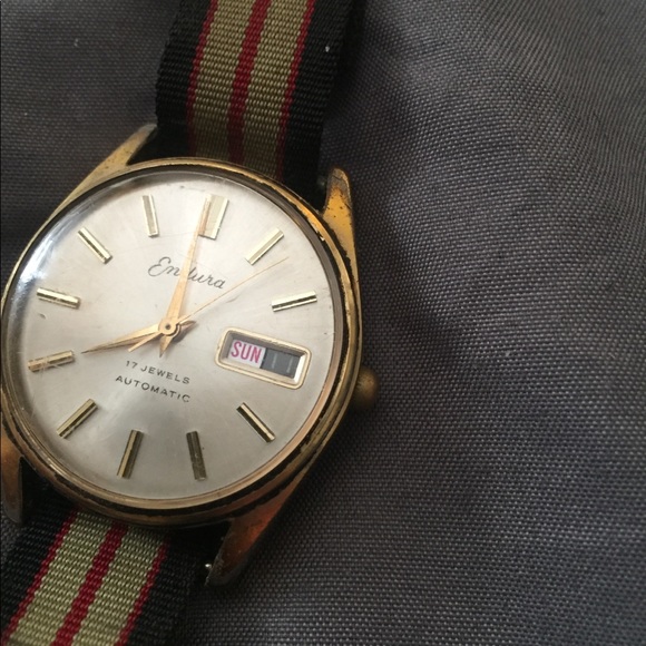 Endura vintage watch still runs this one is nice - Picture 1 of 7